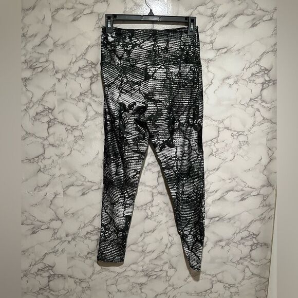 Onzie Printed Crop Sporty Yoga Leggings - Picture 6 of 13